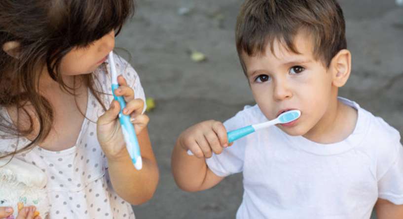 تعلمي كيفية اختبار افضل معجون اسنان للاطفال عمر سنتين!