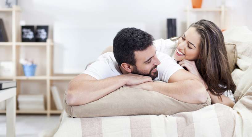 3 حركات تقومين بها تزيد رغبة الزوج بك