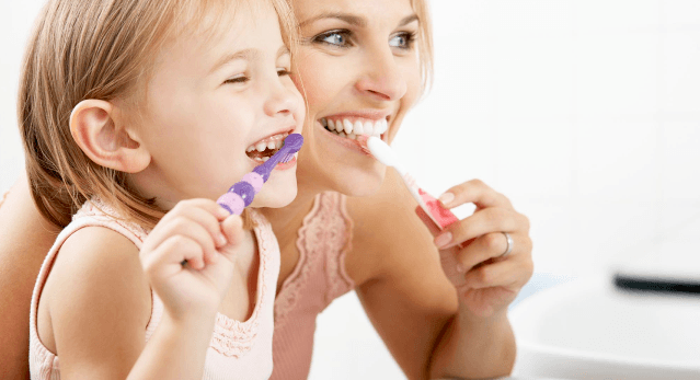 تنظيف اسنان الاطفال