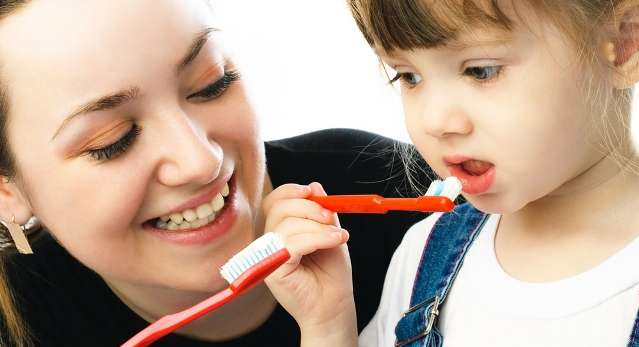 تنظيف اسنان الاطفال