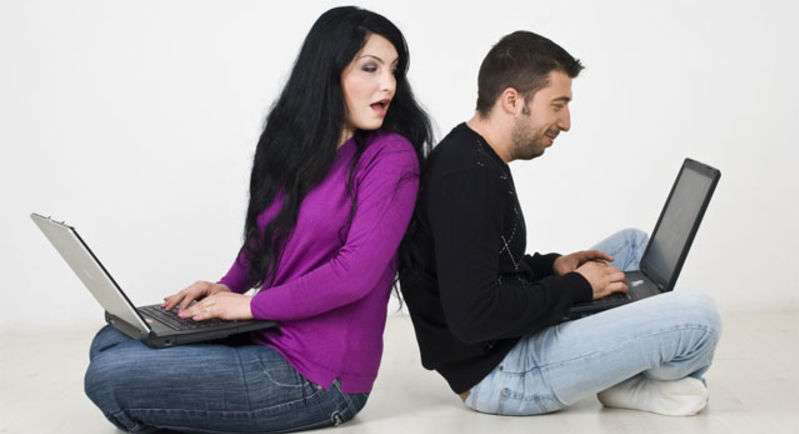 إشارات تطمئن المرأة أن زوجها لن يخونها