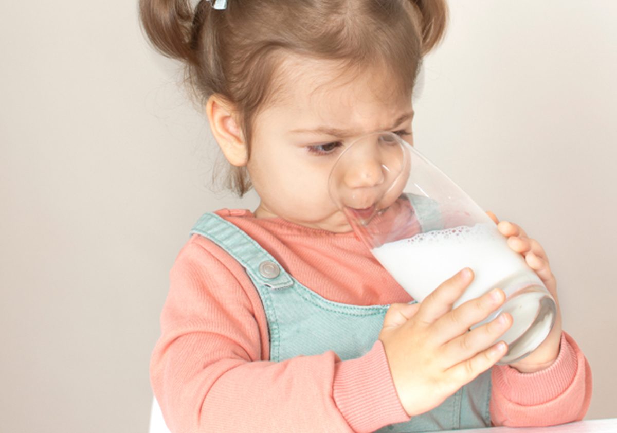 هل تناول الأطعمة يغني الطفل عن حليب الفورمولا؟