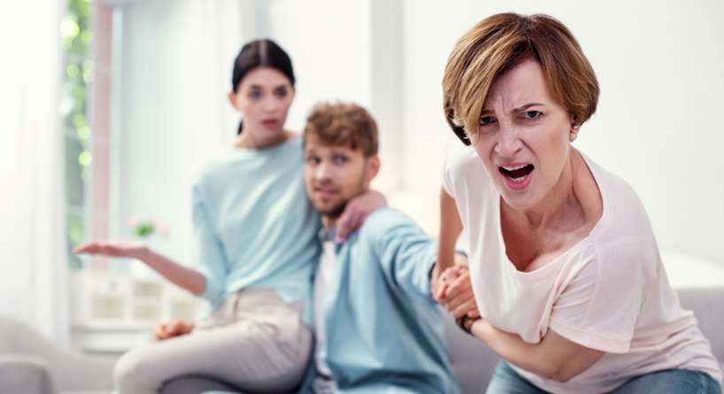 تصرفات تكسبك مودة حماتك لئلا تعاملك وكأنك تنافسينها