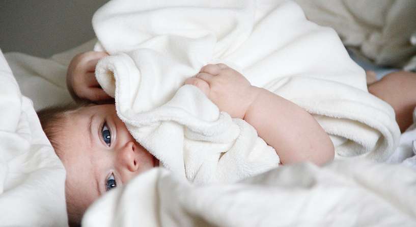 أخطاء لا ترتكبيها في حمام رضيعك