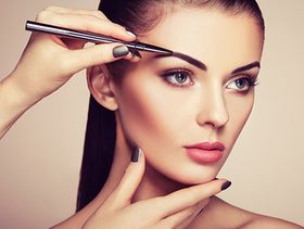 كيفية رسم الحواجب بواسطة المكياج