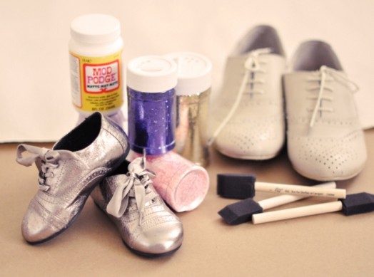 بالصور خطوات منزلية لتغيير شكل حذاء طفلك القديم!