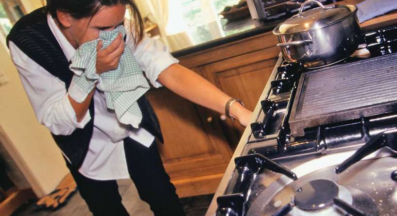 امر خطر لا يجب القيام به لدى شم رائحة غاز في المنزل