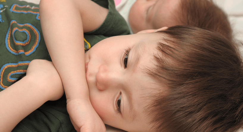كيفية التعامل مع غيرة الاطفال من المولود الجديد