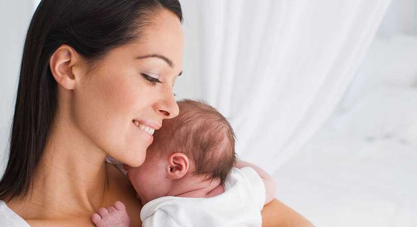 لماذا يهدأ طفلك الرضيع عندما تحملينه وأنت واقفة بالذات؟