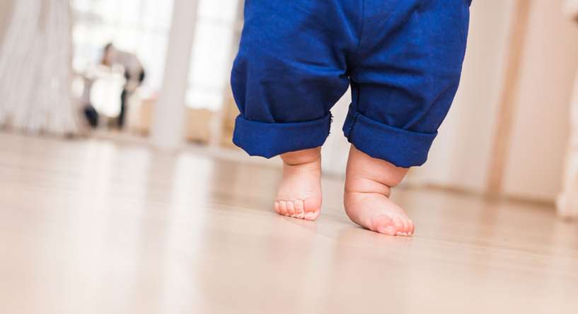 المشي حافي القدمين أفضل للطفل من الأحذية الطبية