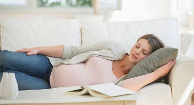 طريقة النوم الصحيح للحامل