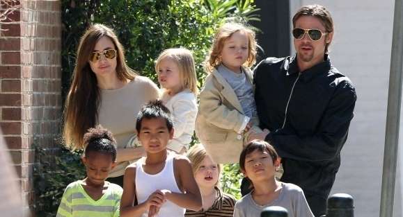 عائلة انجلينا جولي وبراد بيت تعشق الترحال