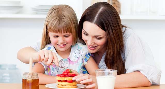 نصائح لتعليم الطفل عادات غذائية صحية