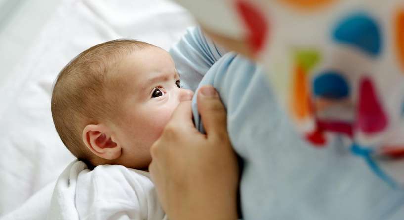 فوائد الرضاعة الطبيعية لجسم الام