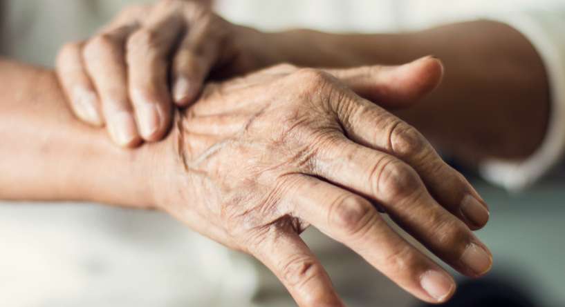 اسباب رعشة اليد عند كبار السن والعلاج