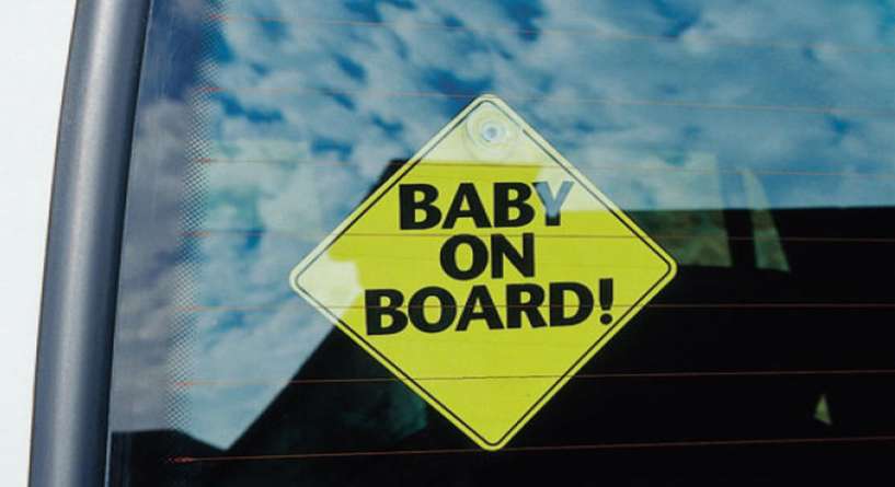 السبب الفعلي وراء وضع إشارة Baby On Board على السيارة