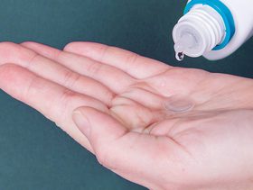 اكتشفي طريقة صنع محلول عدسات في المنزل!