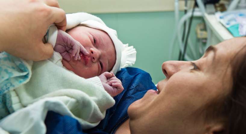 فائدة تأخير حمام حديثي الولادة على الرضاعة