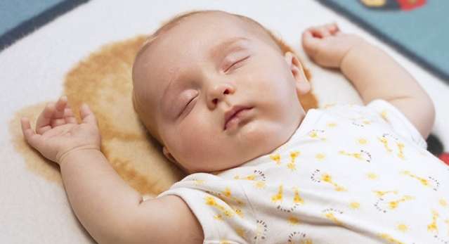 وضعية نوم الاطفال الرضع
