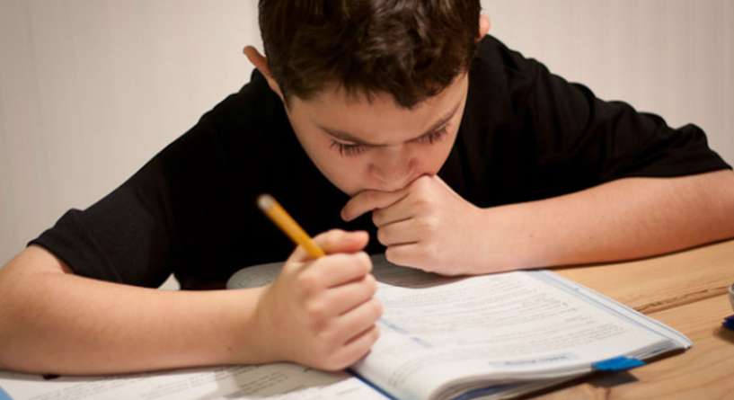 طريقة سهلة تجعل المعلومات مترسخة في ذهن طفلك قبل الإمتحان