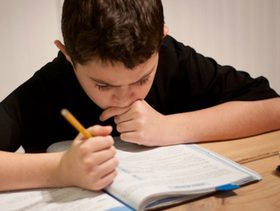 طريقة سهلة تجعل المعلومات مترسخة في ذهن طفلك قبل الإمتحان