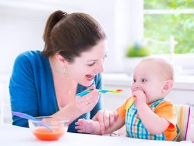 دروس غذائية تتعلمها الأم عند إطعام الطفل الرضيع