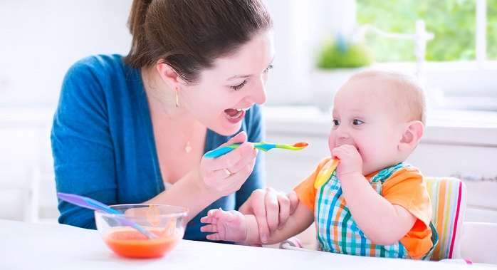 دروس غذائية تتعلمها الأم عند إطعام الطفل الرضيع