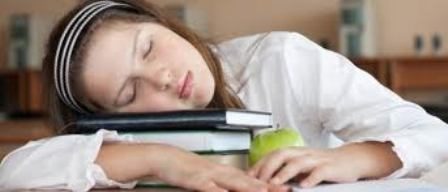 النوم السليم ليلاً وارتداداته الإيجابيّة على دراسة ولدك