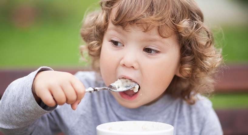 ماذا يتضمن طعام الطفل بعمر سنة ونصف