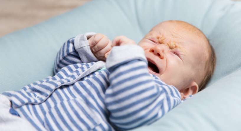 اكتشفي ما سبب بكاء الطفل عند النوم وكيفية تهدئته!