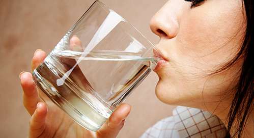 ما فوائد شرب المياه على معدة خالية؟