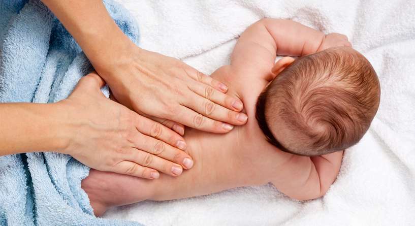 كيفية تحميم الطفل لحماية بشرته من الجفاف
