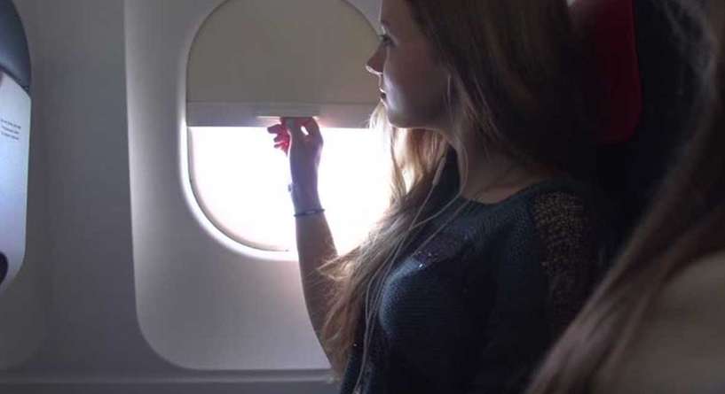 سبب فتح ستائر نوافذ الطائرة