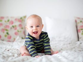 هل يجلس الطفل في الشهر الرابع وكيف تساعدينه