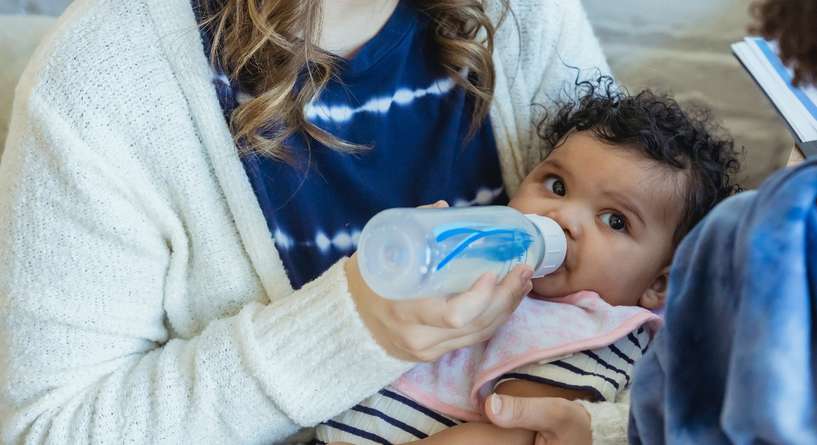 مدة حفظ حليب الام بعد الشفط خارج الثلاجة