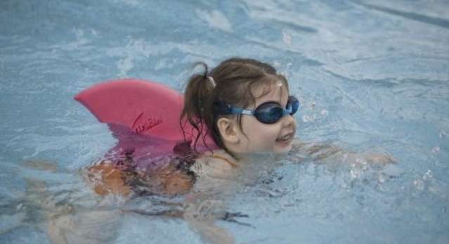 طرق تعليم السباحة للاطفال