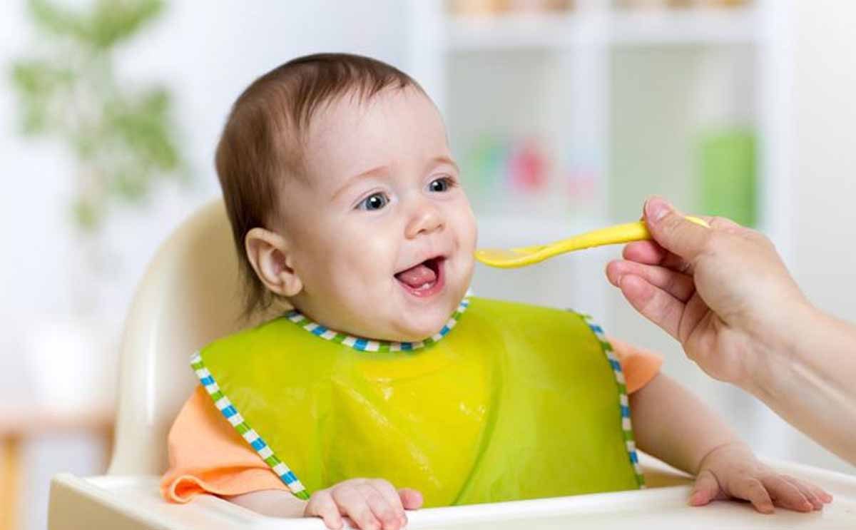 كيفية تغذية الطفل من الشهر السادس حتى عمر السنة