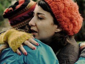 تربية المراهق على التعاطف وحب المساعدة