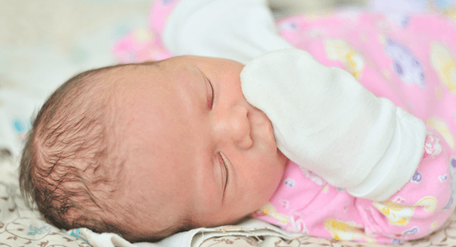الباس الطفل القفاز بعد الولادة