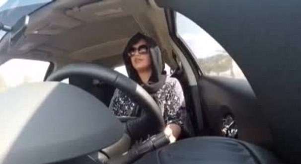 منع لجين الهذلول من قيادة سيارتها الى السعودية  