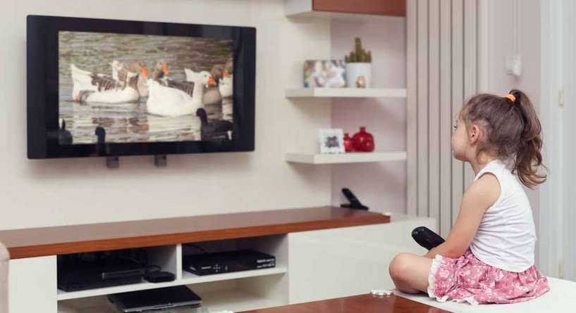 العلاقة بين طفل التوحد والتلفزيون