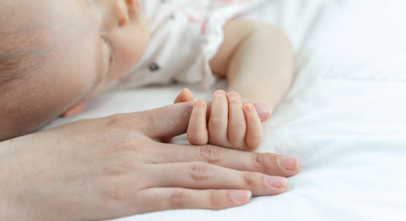 ما سبب تعرق راس الطفل اثناء النوم وكيف يمكن التخفيف من تعرقه؟