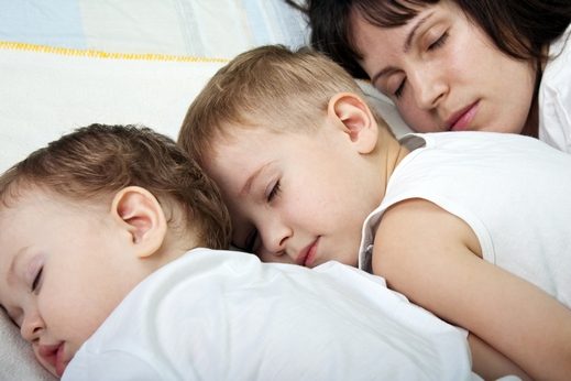 كيف ينام طفلك بمفرده في سريره؟