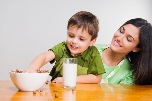امرأة تطعم طفلها