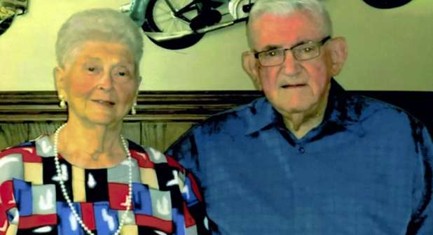 قصة مؤثرة لزوجين فارقا الحياة يداً بيد بعد 60 عاماً من الزواج