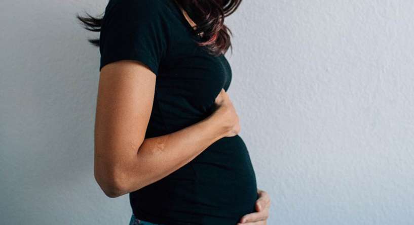 اسباب ظهور افرازات بنية خفيفة بداية الحمل