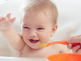 طفل 6 شهور ماذا ياكل