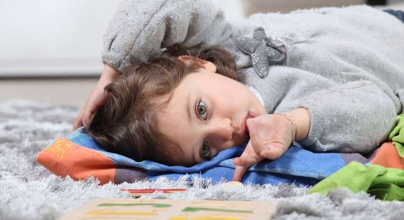 لماذا طفلي عمره سنتين يضع يده في فمه