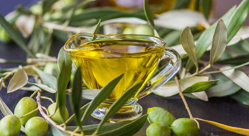 فوائد شرب زيت الزيتون قبل النوم