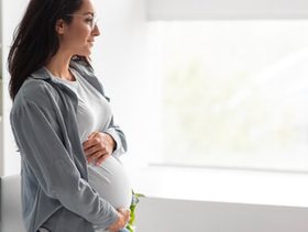 متى تلد الحامل في الشهر التاسع وما علامات قرب الولادة؟